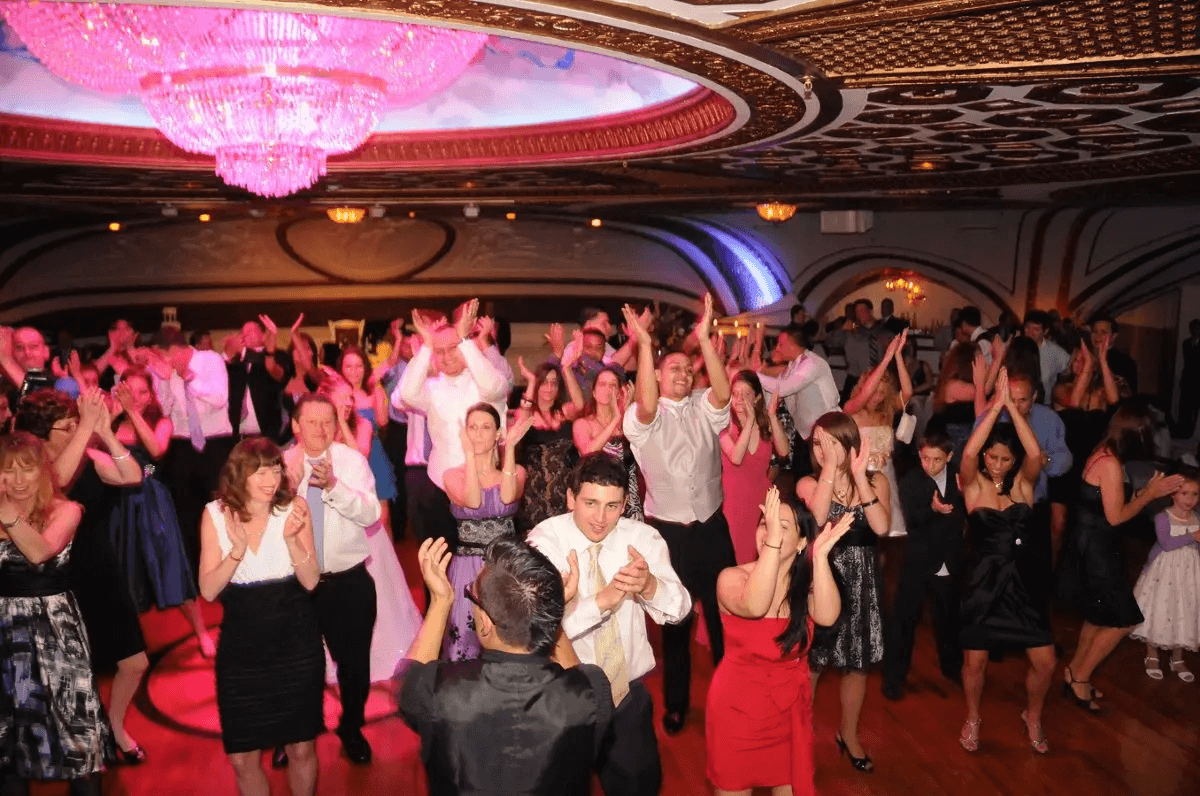 1350671469814-WeddingCrowd